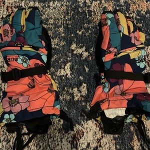 Burton girls snow gloves size XS.